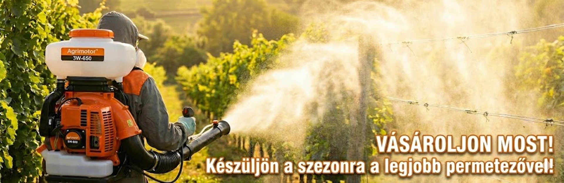 Agrimotor® 3W-650 háti motoros permetező rásegítő szivattyúval működés közben egy napsütötte szőlőültetvényen